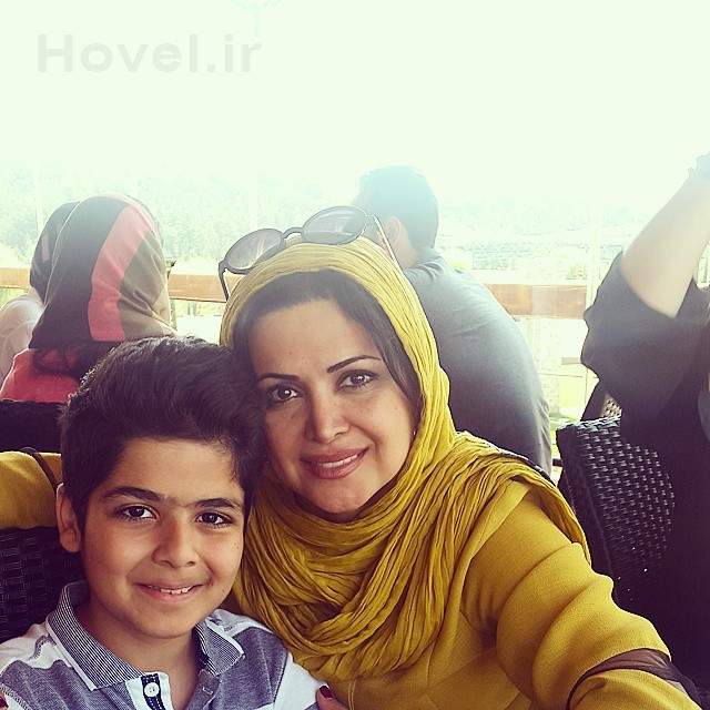 عکس کمند اميرسليماني و پدر مادرش در آسانسور! + تصاوير