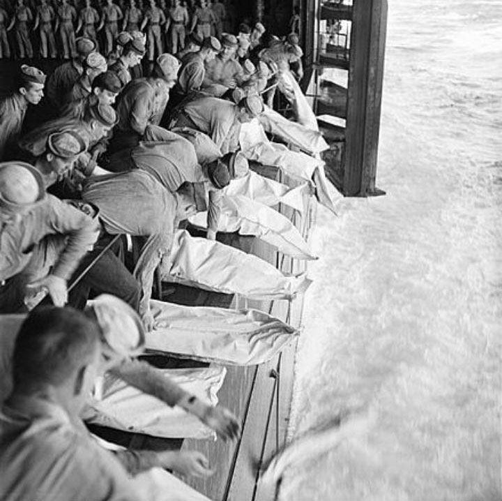 عکس مراسم تدفین مردان ناو دریایی کشته شده آمریکایی توسط بمب افکن های ژاپنی طی عملیات های جنگ جهانی 
