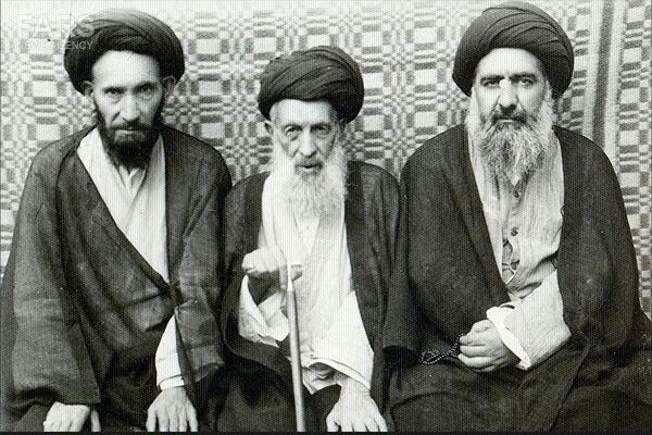 تصویر پدر مقام معظم رهبری در کنار آیت الله خویی در مشهد (نفر وسط)