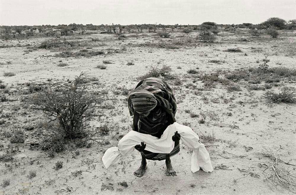 مادری در سومالی جسد فرزندش که بعلت گرسنگی مرده در آغوش دارد (1992)  
