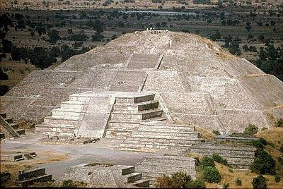هرم خورشید در Teotihuacan ().    هیچ کس نمی داند که چه کسی این مجتمع را ساخته است.!