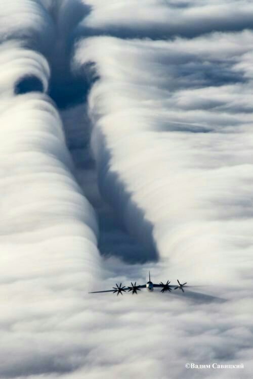 تصویری زیبا از ایجاد تونل ابر ناشی از فشار هوای بمب افکن استراتژیک توپولف
