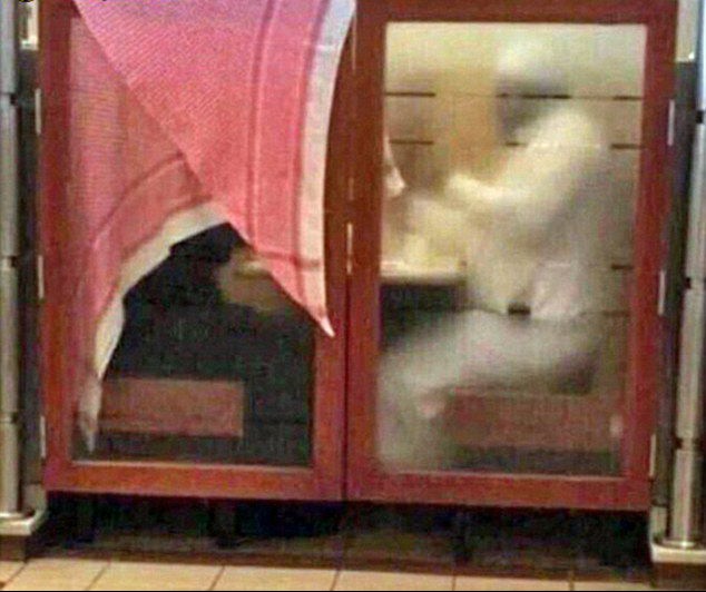  مرد عربستانی در یک رستوران، همسرش را با چفیه سرش بطور کامل پوشانده!