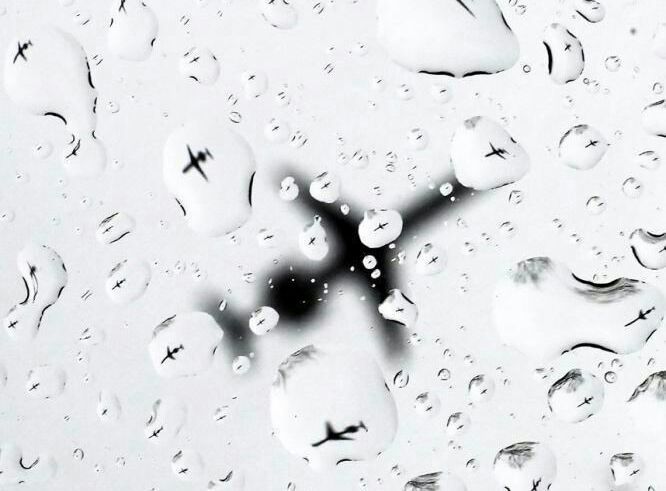 تصویر بسیار زیبا از انعکاس یک هواپیما بر روی قطرات باران بر روی یک شیشه!😊