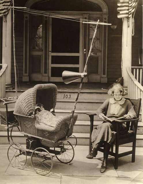 اختراعات عجیب کالسکه نوزاد همراه با رادیو و بلندگو. این اختراع در سال ۱۹۲۱ در آمریکا برای آرام کردن 