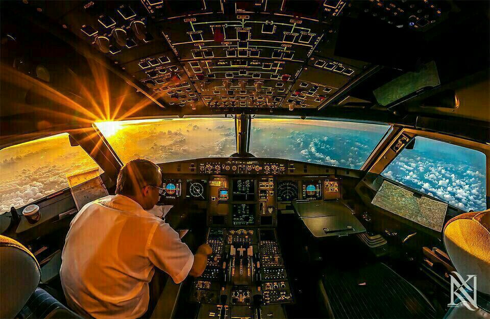 عکس زیبای طلوع خورشید در کابین خلبان 