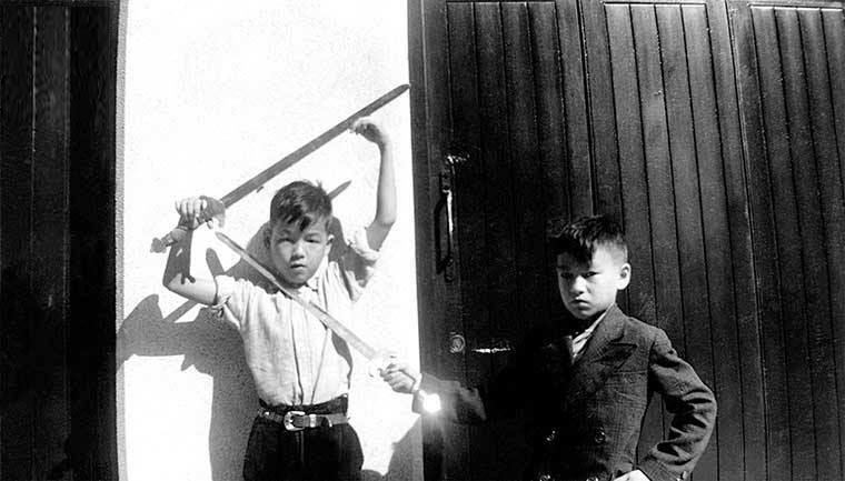 عکس بروسلی به همراه برادرش رابرت لی - هنک کنگ 1953  