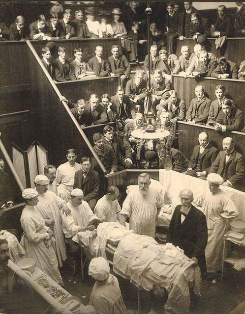 دانشکده پزشکی و تشریح عمل جراجی توسط استاد به دانشجویان - پاریس 1901   