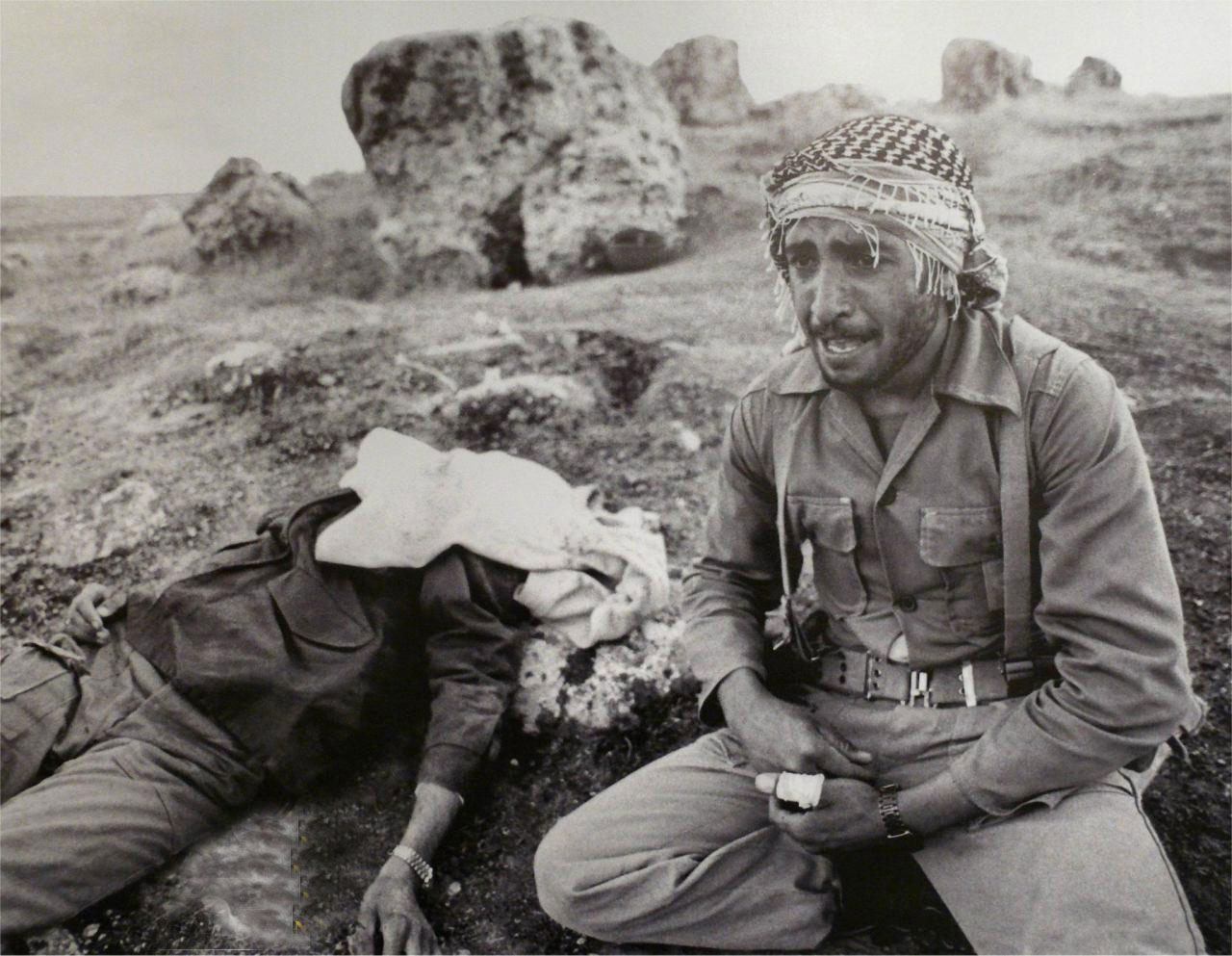 روزهای آغازین جنگ - یک سرباز ایرانی در کنار برادر شهیدش - کرمانشاه   