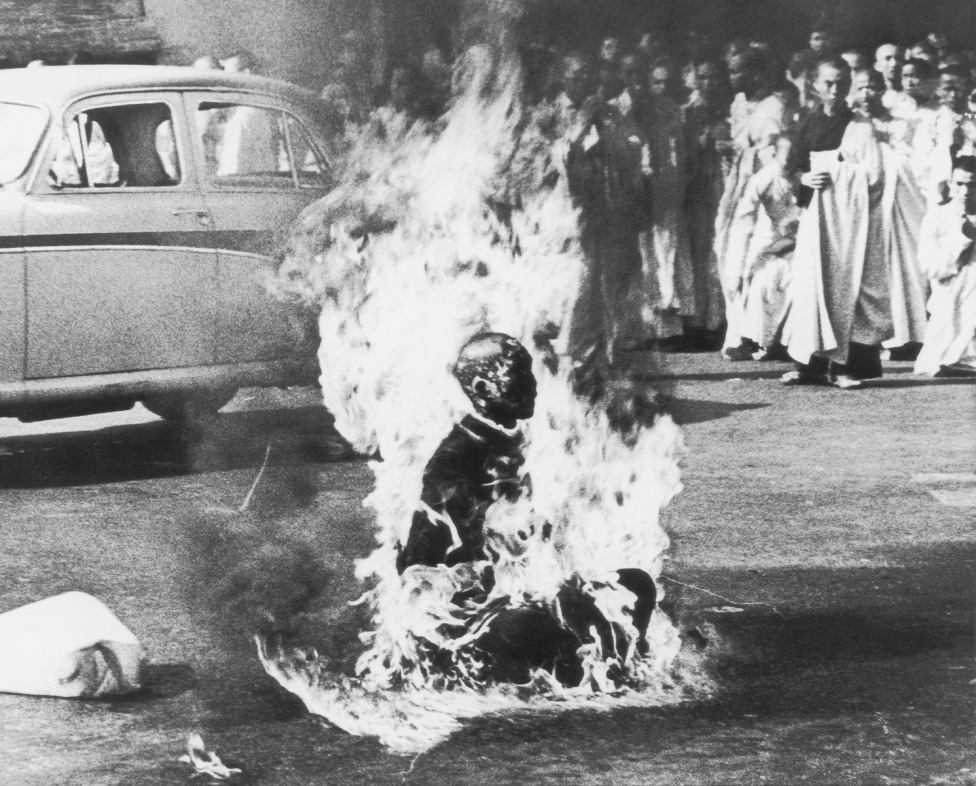 راهبی که در اعتراض به شکنجه راهبان توسط دولت ویتنام خودسوزی کرد، سال 1963
