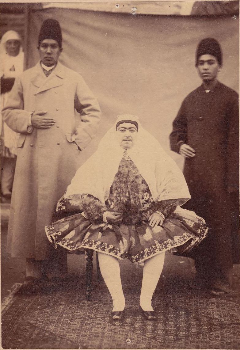 عکس شکوه السلطنه مادر مظفرالدین شاه همراه با دو پیشکار 
