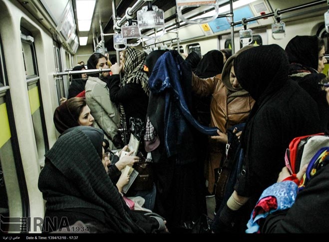 زنان دستفروش در متروی تهران (عکس)