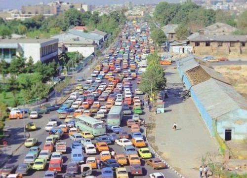 عکس یک روز پرترافیک در خیابانی در طهران دهه 50 با اتوموبیلهای رنگ و وارنگ آن زمان