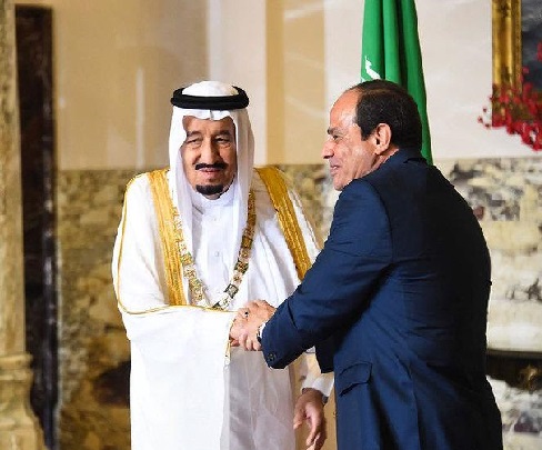 تصاویر/ «گردنبد نیل» بر گردن شاه سعودی