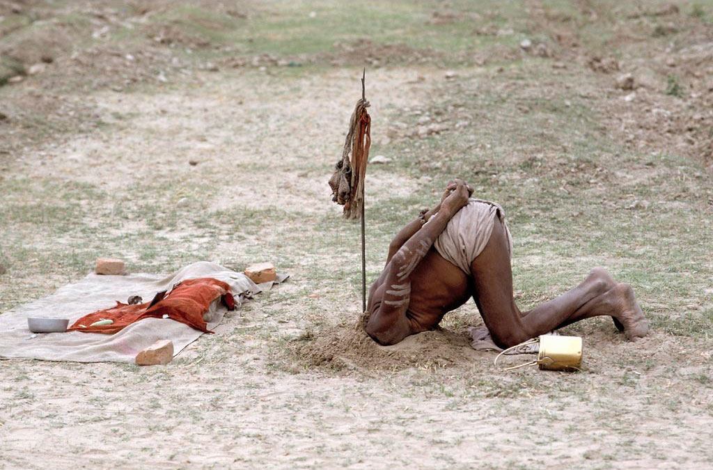عکس مرتاض هندی در حال ریاضت کشیدن هند؛ الله آباد، 1983 