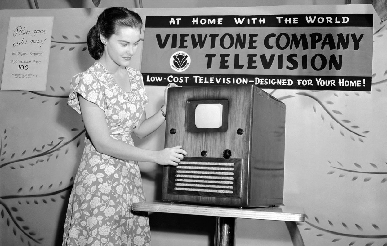 این تلویزیون اولین گیرنده در تولید انبوه است که با قیمت صد دلار در سال 1945 عرضه شد