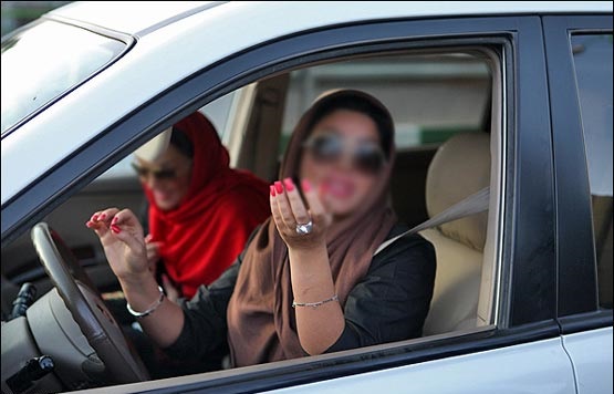 رفتار عجیب دختران در خودرو؛از انداختن روسری تا کشیدن سیگار+تصاویر