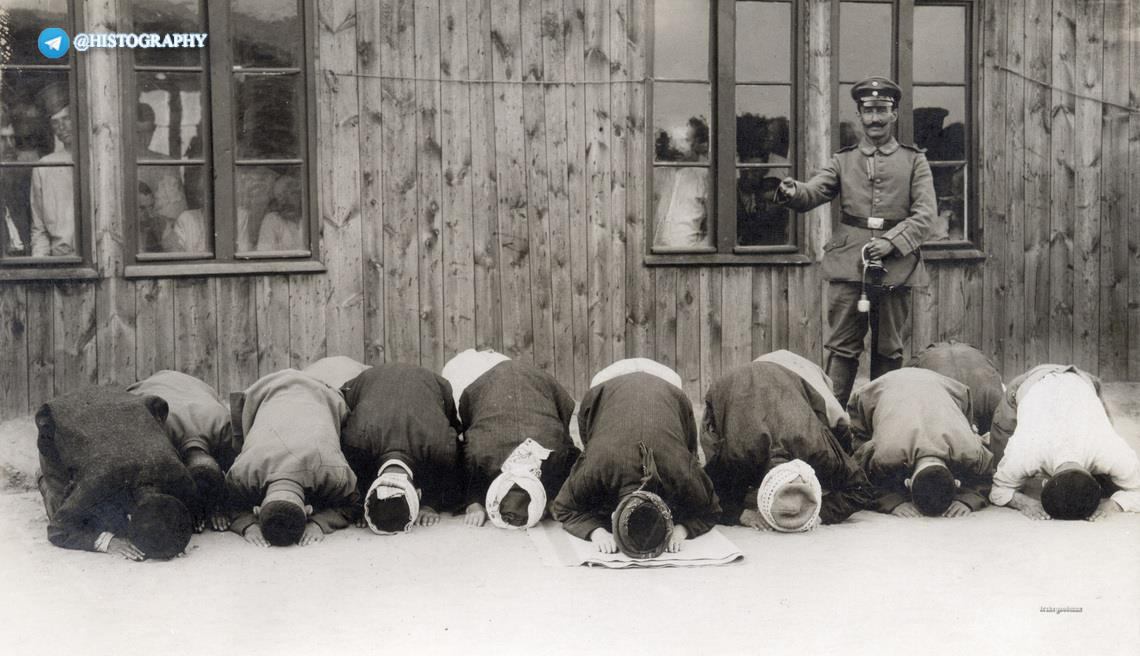 عکس نماز جماعت اسرای روسی در کمپ آلمانی ها ؛ جنگ جهانی اول ، سال 1918