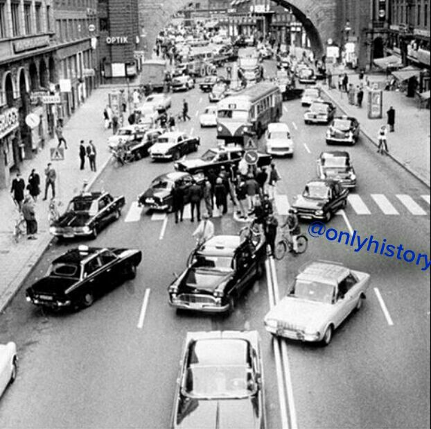 تصویری بی نظیر از روزی که در سوئد جهت رانندگی از چپ به راست جاده تغییر داده شده !!   سال 1967  میلادی
