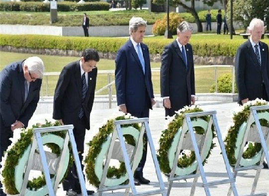 تصاویری از ادای احترام جان کری به کشته‌شدگان هیروشیما