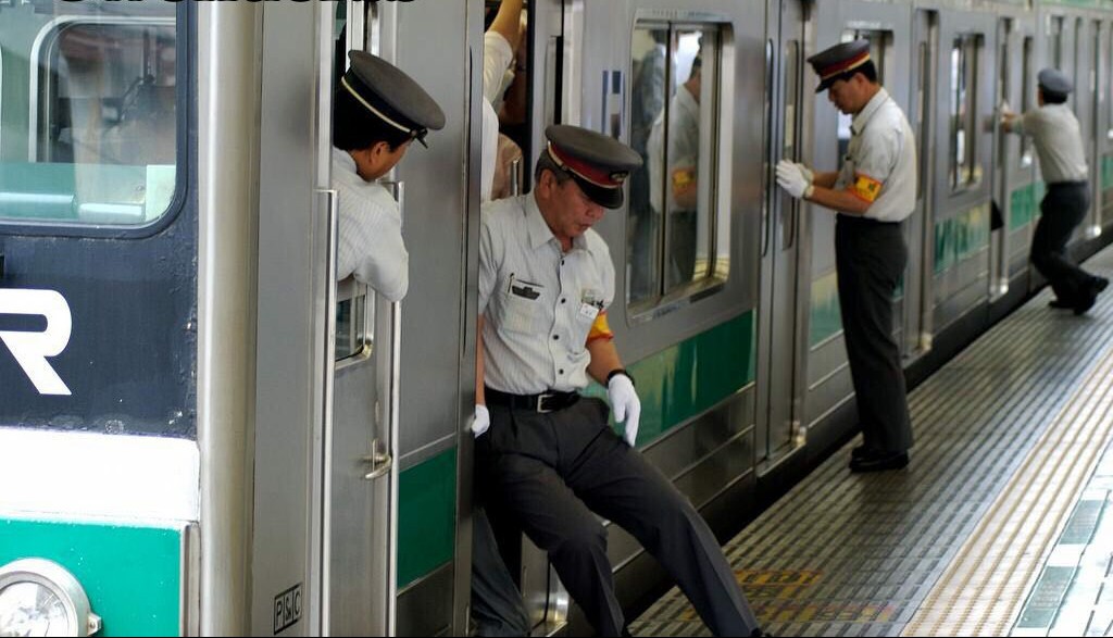 هل دهنده مسافران مترو شغل حرفه اى در ژاپن ، چين ، كره و حتى آمريكا با ساعتى 25 دلار حقوق !