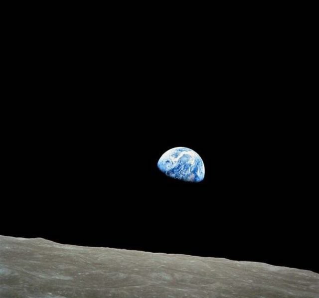 عکس زیبای طلوع زمین!  عکس توسط فضانورد ویلیام آندرس در طول ماموریت آپولو 8 در سال 1968 گرفته شده است.