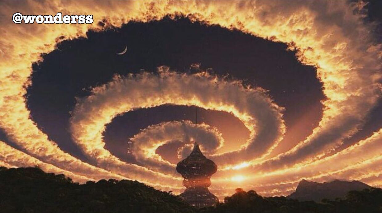 عکس اين ابر مارپيچ در آسمان يك ابر رنگين كمانى در هيماليا است. اين پديده صبح 18 اكتبر 2009 مشاهده شده اس