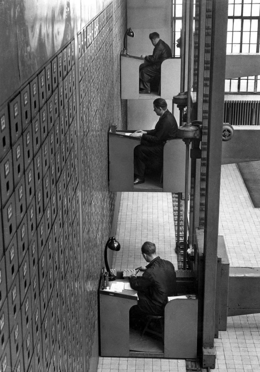 طریقه بایگانی پرونده ها پیش از دیجیتالی شدن و اختراع کامپیوترها - پراگ، چک؛ 1937 میلادی