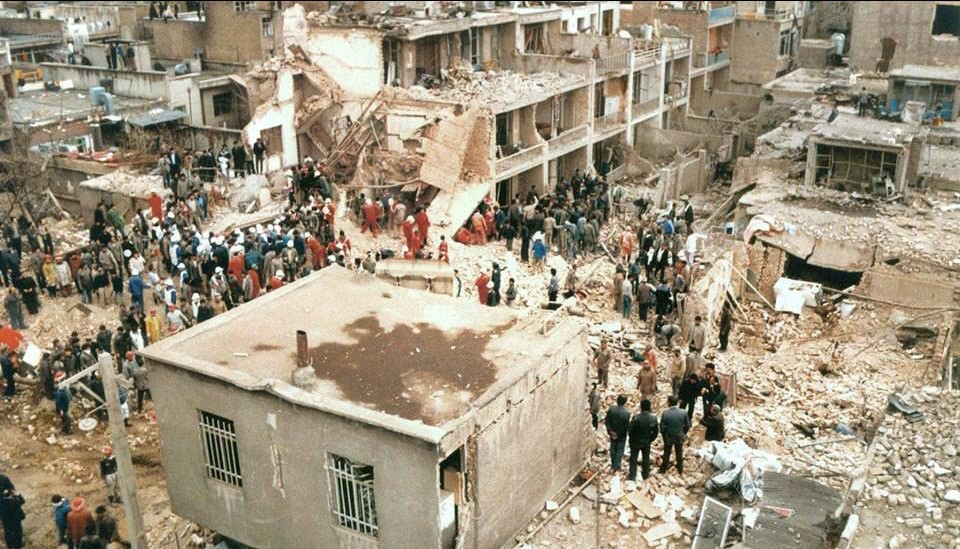 تهران، 17 اسفند 1366 عکاس سیف الله طاهری  خیابان وحیدیه ، خانه های ویران شده توسط موشکباران عراق .