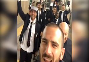 خوشحالی بازیکنان یوونتوس در فرودگاه بعد از برد مقابل فیورنتینا