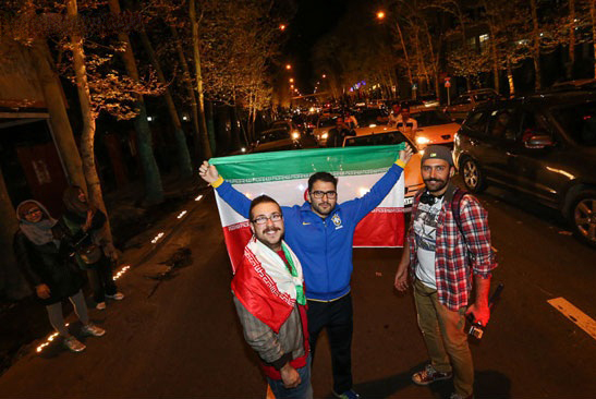 عکس های جشن توافق هسته ای مردم در تهران ۱۴ فروردین ۹۴