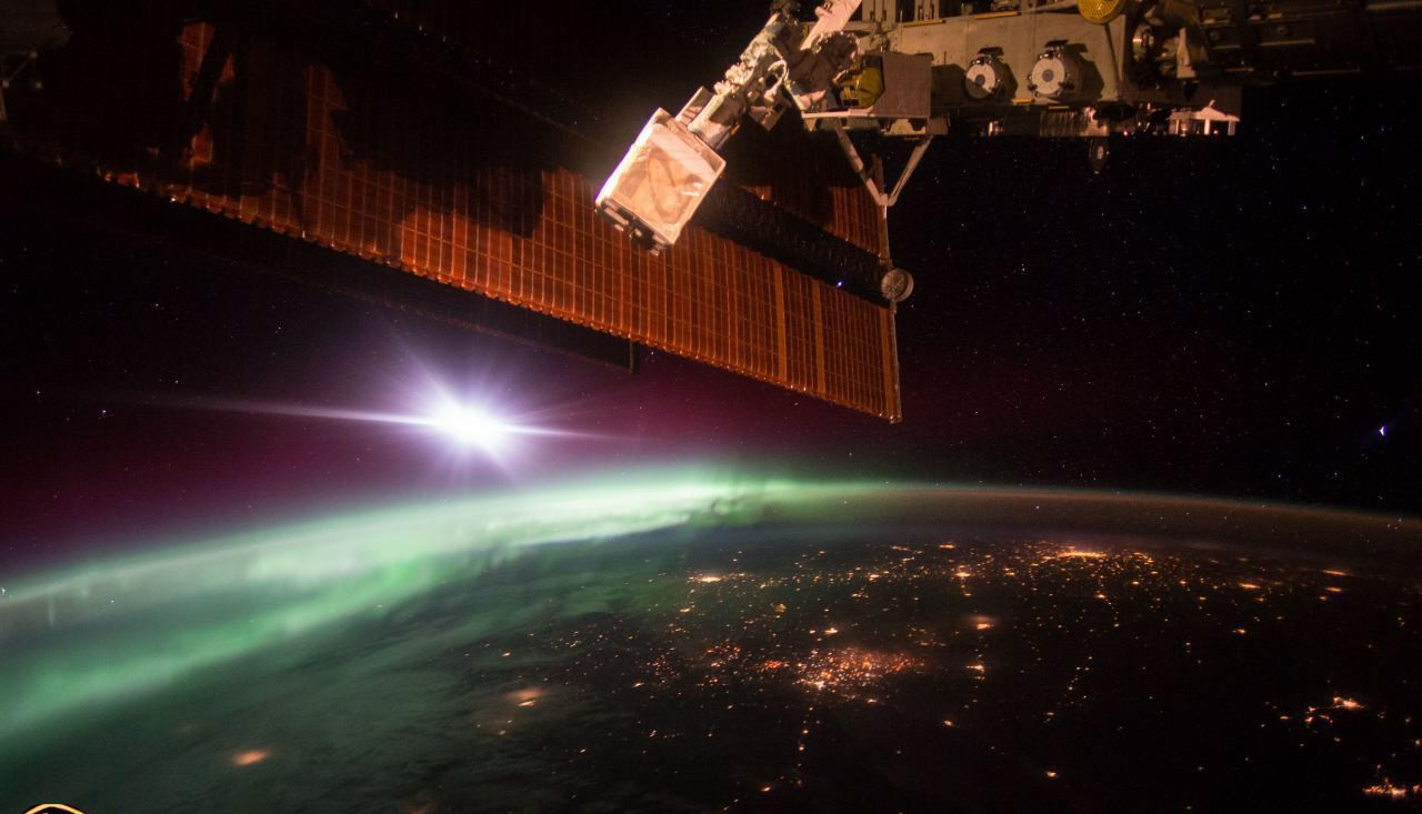 تصویر فضانورد آمریکایی از آسمان‌شب زمین و ایستگاه فضایی