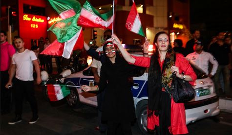 جشن و پایکوبی مردم در خیابان ها پس از اعلام تفاهم هسته ای