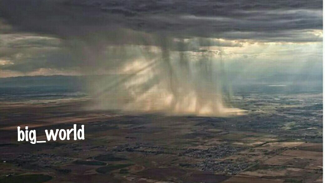 نمایی از یک باران شدید از داخل یک هواپیما..     