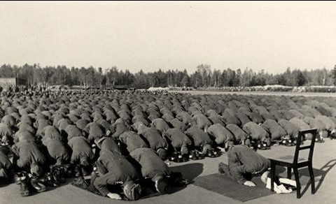 عکس نماز جماعت مسلمانان ارتش هیتلر به امامت محمد امین الحسینی مفتی اعظم اورشلیم 