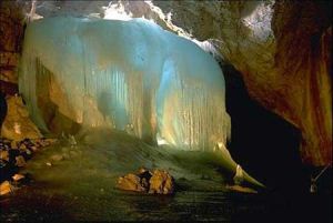 غار یخی چما زیبا در چهارمحال و بختیار + تصاویر