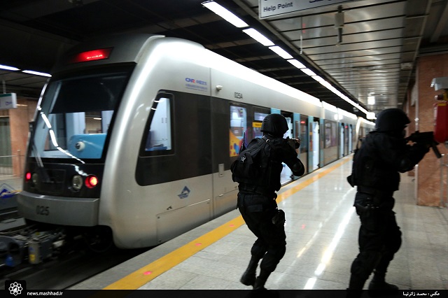 مانور مبارزه با عملیات خرابکارانه؛رهایی گروگان در ایستگاه آزادی خط یک قطارشهری مشهد
