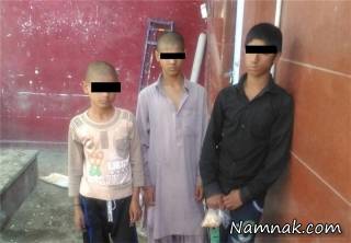 دستگیری پسران دستفروش در لباس دخترانه! + عکس
