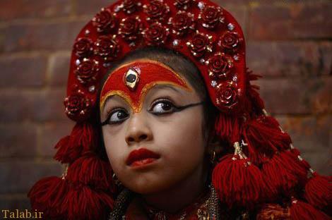 پرستش دختر زیبای نپالی توسط بودایی ها