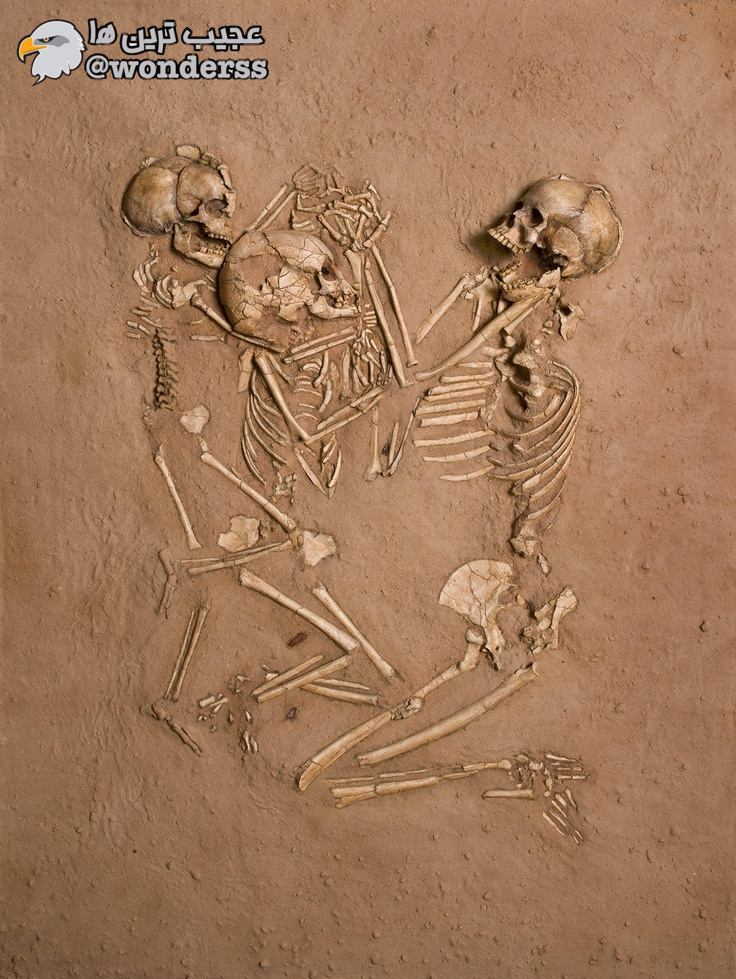 اسکلت کشده شده 5000 ساله مادر و دو فرزندش که هنوز دستهایشان در دستان مادرشان است🌹