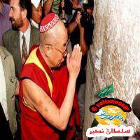 دالایی لاما در حال نیایش و ادای احترام به دیوار هیکل (ندبه ) یهودیان .....