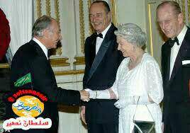 کریم آقاخان درحال دست دادن با ملکه انگلستان در حضو ژاک شیراک رییس جمهور سابق فرانسه (در دوران ریاست 