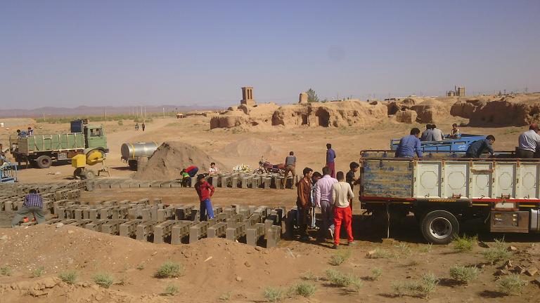 بارگیری حمل و انتقال بلوکه سیمانی به قبرستان روستای دوحصاران