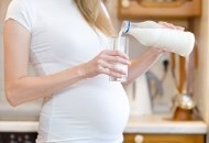 ۱۰ تا از بهترین نوشیدنی‌ها برای دوران بارداری
