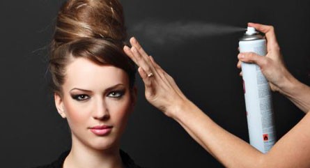 ترفندهایی که آرایشگران در استفاده از اسپری مو بکار می برند