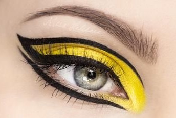 آموزش تصویری آرایش چشم با ترکیب رنگ سیاه و زرد