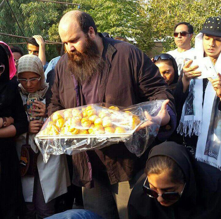 سرمزار مرتضی پاشایی در روز تولدش