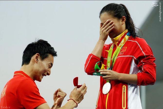 عکسی از خواستگاری از قهرمان المپیک روی سکو مدال