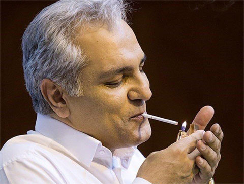مهران مدیری کارگردان فیلم ساعت ۵ عصر در حال سیگار کشیدن