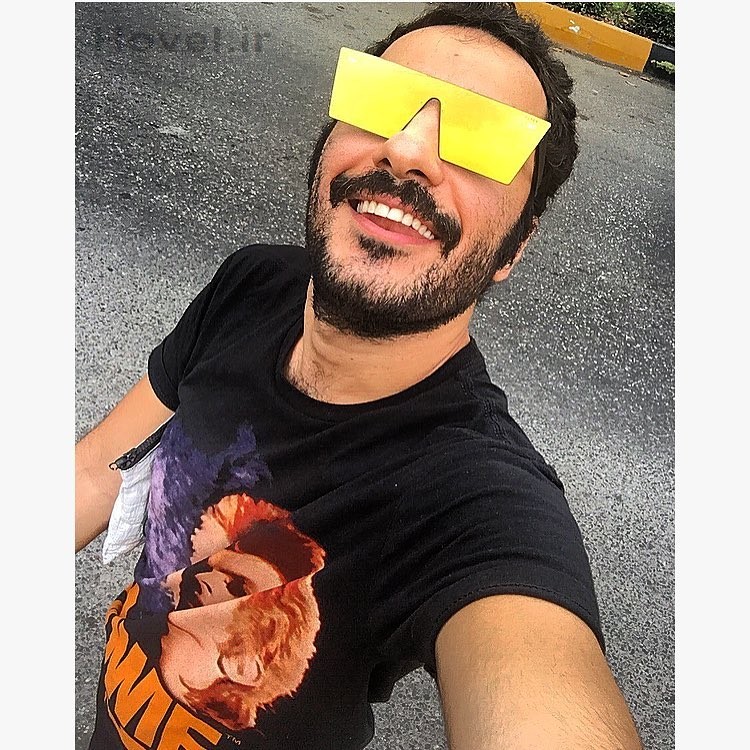 عکس جديد نوید محمدزاده با عینک زرد در بابل طوفان زده!